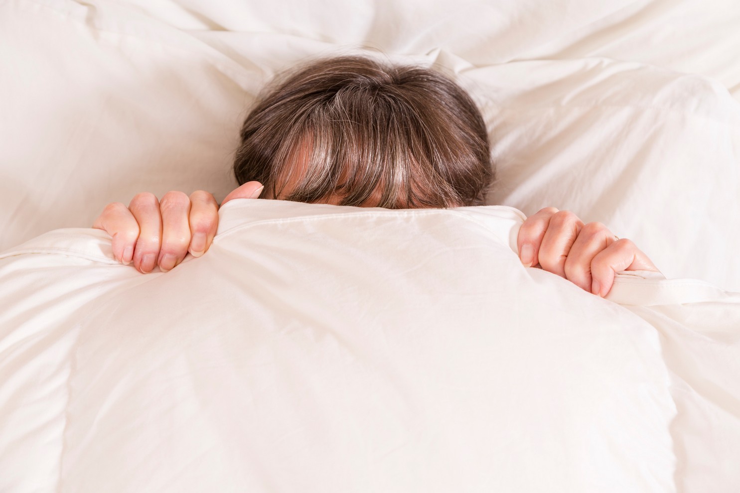 睡眠不足會令新陳代謝下降，從而影響內分泌混亂、黑色素代謝及肌膚免疫力下降，當體內所有調節代謝功能都下降時，就令抑制自由基的機制也同時減弱