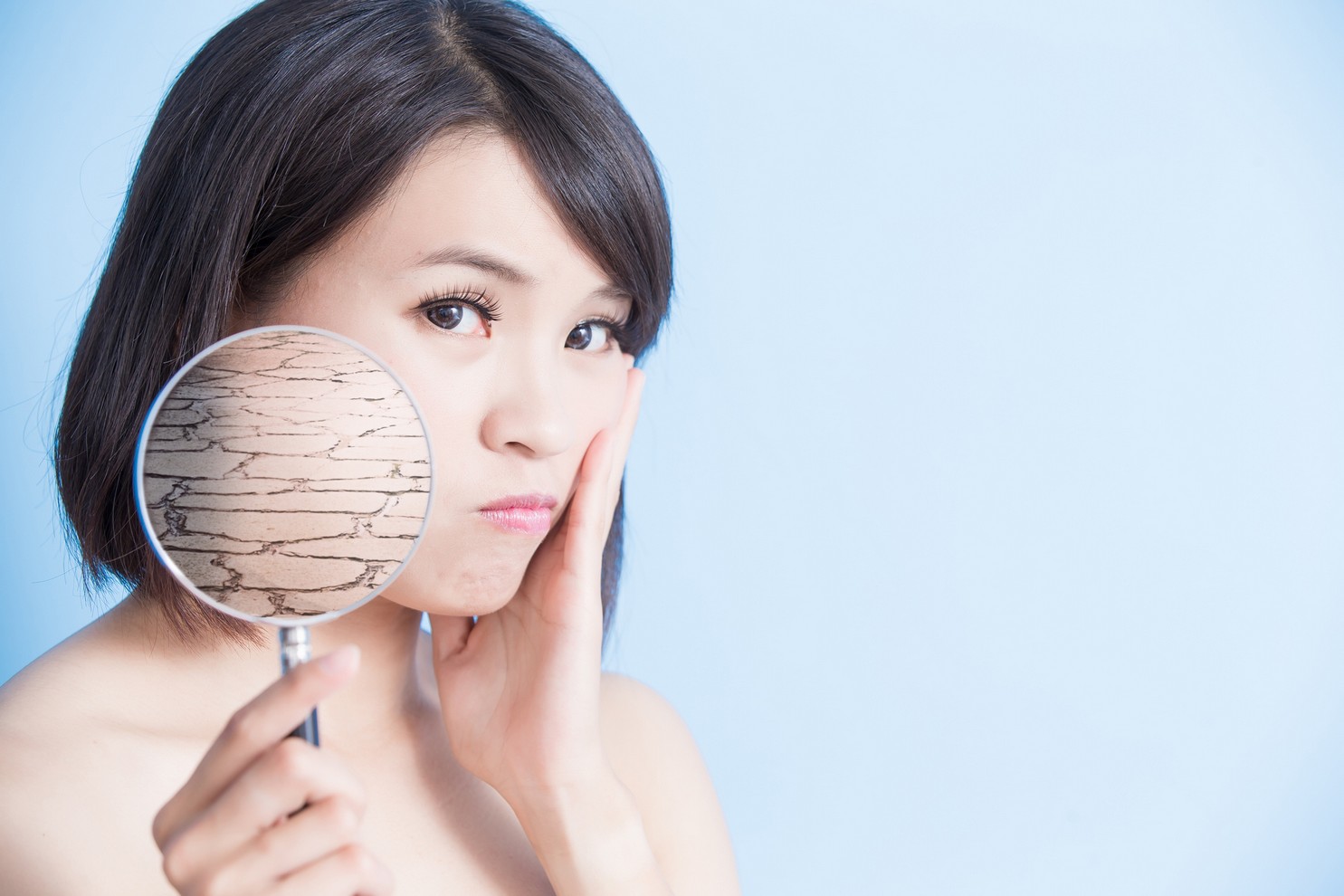 轉季皮膚乾燥原因2:皮膚本質容易乾燥缺水的話，是因為皮膚角質層內含的一種「天然保濕因子」數目下降，令角質層缺水，而出現皮膚乾燥、暗啞問題。其數量的多少是決定肌膚的含水量高低，但很多因素如老化、夜睡等不良生活習慣都會影響天然保濕因子的數目，加上外來環境變化，就會令皮膚乾上加乾。