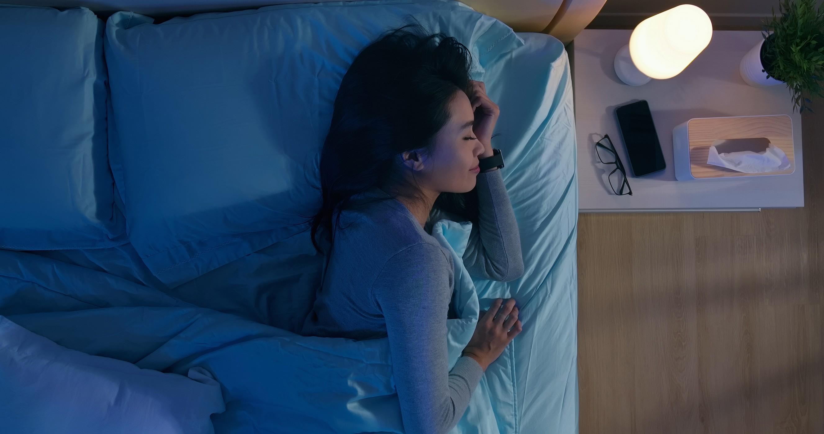 睡眠 去皺紋方法3:夜間修復去皺紋速度比早上快，為何睡眠是抗衰老、去皺紋、緊緻、休養生息的重要時刻？因為少了紫外線侵害、化妝品負擔及空氣污染，令皮膚細胞在夜間的更新速度比日間稍快，毛孔在睡眠時也會比早上時擴張較大，有助代謝乳酸、半固化油脂等老廢物質，所以早上醒來一定要洗面。