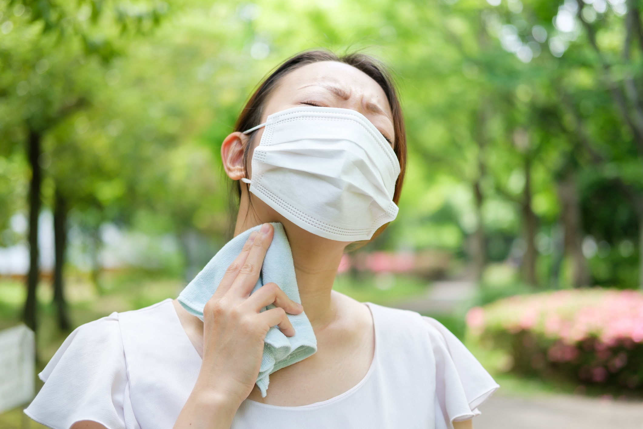 皮膚降溫保濕 ︳防口罩肌方法:長長長…..時間戴口罩本身已很易引伸很多肌膚問題，加上夏天高溫的驅使問題更加嚴重，不只狂飆暗瘡黑頭，更會令肌膚持續缺水、乾燥、暗啞、出乾紋，及泛紅發熱情況，以下就教大家4個為皮膚降溫保濕的小方法！