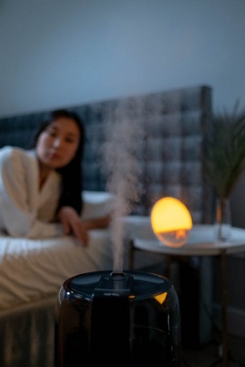 於冷氣房使用加濕器或放濕毛巾可提高室內環境的濕度，預防身體皮膚乾燥缺水