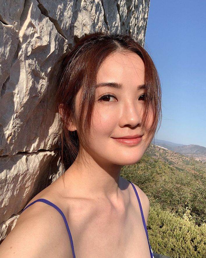 提升個人星味4 學懂化出女星妝容 女星在上台的妝容永遠都是貼服、有光澤，拍照時 360 度無死角，充滿高質感。台下則是「偽素顏」的效果，光澤自然的底妝可令整個人更脫俗清新卻又不會失去星味。要化出這種自然底妝，用手塗上粉底或BB cream是非常重要，手的溫度會讓粉底與肌膚融和，減少粉感和厚重感，感覺自然。   