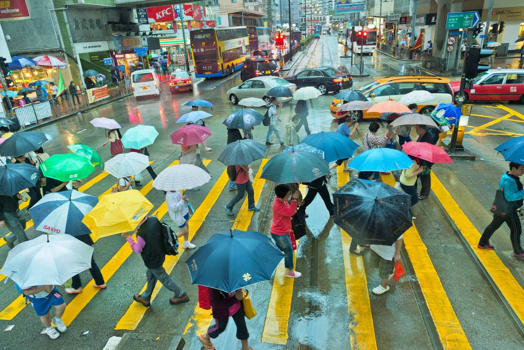 防曬謬誤1  多雲有雨就不會曬傷？  根據天文台解釋，高達80%太陽紫外線能穿透稀薄雲層，雲層邊緣有時亦能反射紫外線，令紫外線強度增加，所以每天出門前還是要好好作出相應防曬措施。