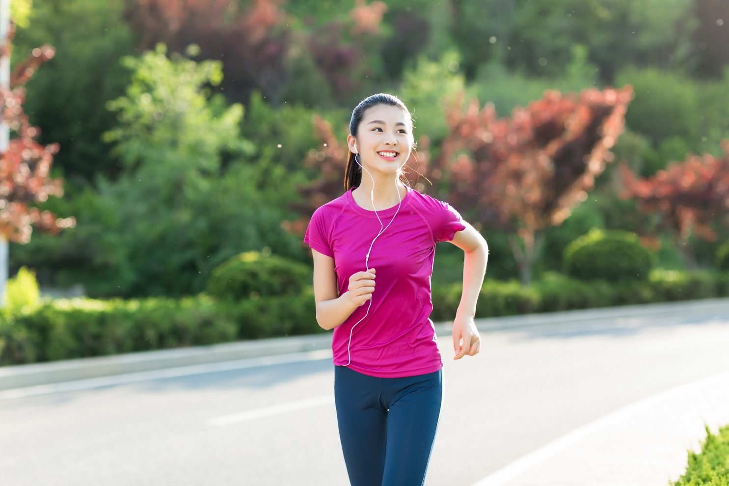提起做運動減肥通常都會先想起緩步跑，它雖然不算是高強度運動，但消脂效果相當理想。以一個正常身形的成年人來計算，每小時緩跑速度約7公里的話，只要跑上一小時就會消耗掉超過700卡路里。值得留意的是，身體於運動20分鐘後才會開始消脂，所以如果想以慢跑運動減肥的話，就記緊要維持起碼30分鐘以上，才是有效減肥方法。