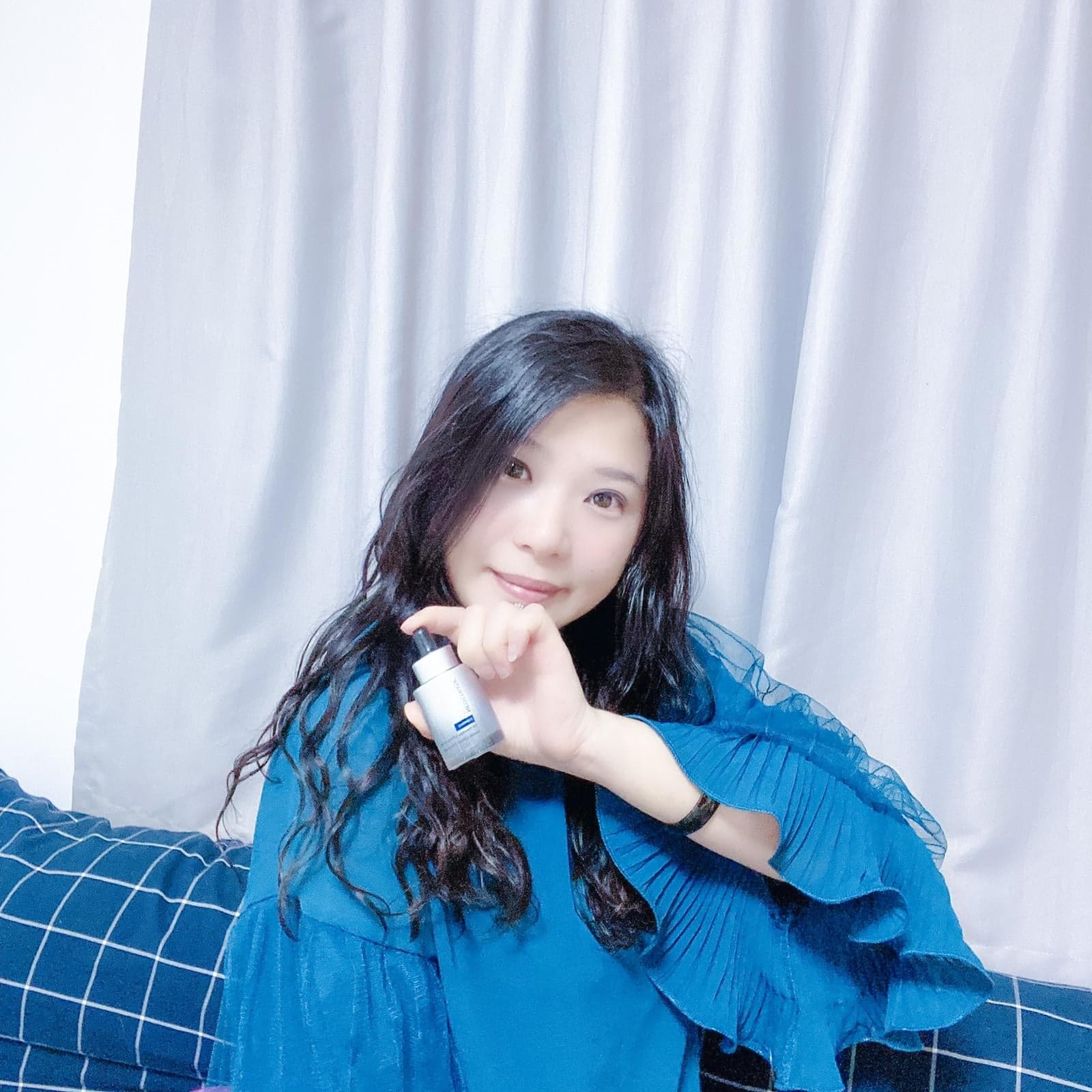估唔到NEOSTRATA果酸煥膚有效外，佢地嘅Skin Active Tri Therapy Lifting Serum都有意外驚喜，因為佢入面有個好勁嘅醫學成分aminofil，aminofil功效就係消除細紋、改善鬆弛皮膚，我用咗NEOSTRATA呢支緊緻精華4個星期後，額紋同笑紋位置的確減淡咗，整體肌膚水感充足，望落去皮膚好似真係飽滿咗，有返晒光澤感😆😆😆 #sohappy，用嚟對抗我肌膚初老徵狀就最啱。要凍齡緊緻肌膚，有NEOSTRATA 醫學成分aminofil幫您啦！