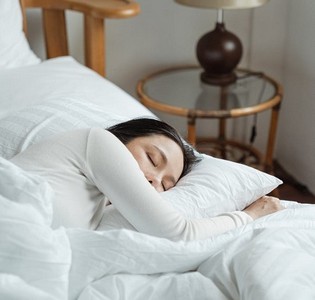 睡眠是身體在修復的時間，睡眠前保濕做得好，效果更倍效，去細紋皺紋
