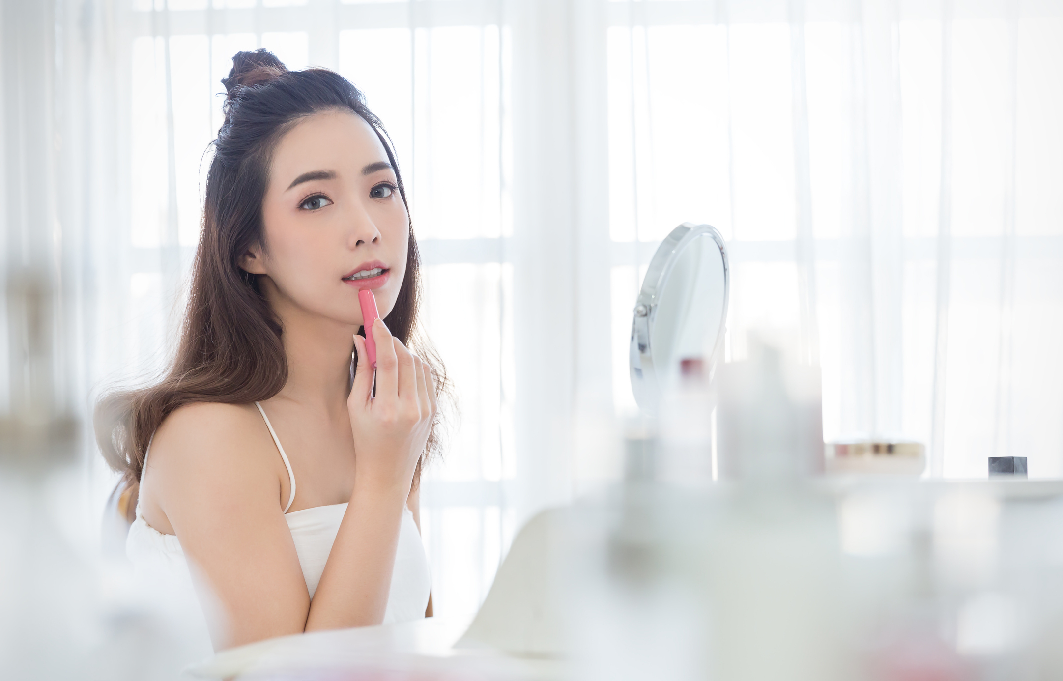 小心以下10大職場化妝地雷1.滿面油光2.太厚或太白的粉底3.面部、髮線及頸子之間出現色差4.鮮豔又濃的眼影5.剛強眉型6.濃密的假睫毛7.鮮豔的紅胭脂8.明顯唇線9.過度煙燻眼10.溶妝