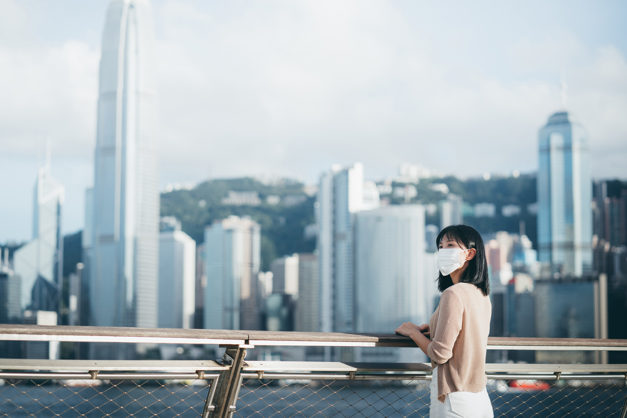 敏感肌是天生的嗎？敏感原因分外在環境：溫度變化、天氣乾燥、紫外線、轉季天氣、花粉、空氣污染。內在環境：荷爾蒙變化、壓力、情緒、生活習慣不定時