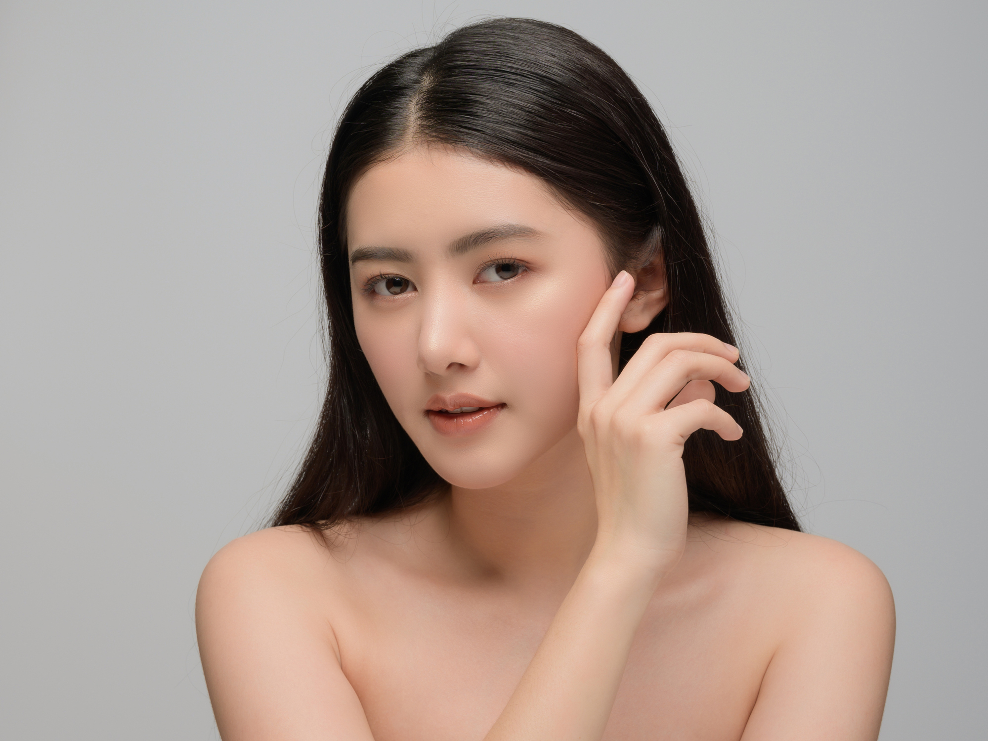 "醫學實證 去紋緊緻:Aminofil分子細小有兩大好處，一是滲透快速，二是有助滲入真皮層，幫肌膚發揮膠原自生作用。強調是膠原自生，即是膠原媽媽生膠原BB，卻並不是坊間的膠原增生，即是令肌膚能自製膠原，真正從源頭改善肌膚皺紋及鬆弛問題。臨床研究發現，連續使用Aminofil 12星期可以激生骨膠原及透明質酸達3成，促進活細胞表皮層增厚3倍