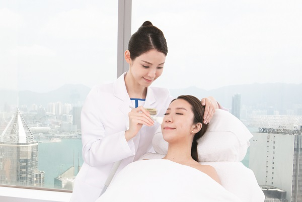 reenex CPS更生活膚療程利用水基酸有效溶解老化角質層，疏通毛孔