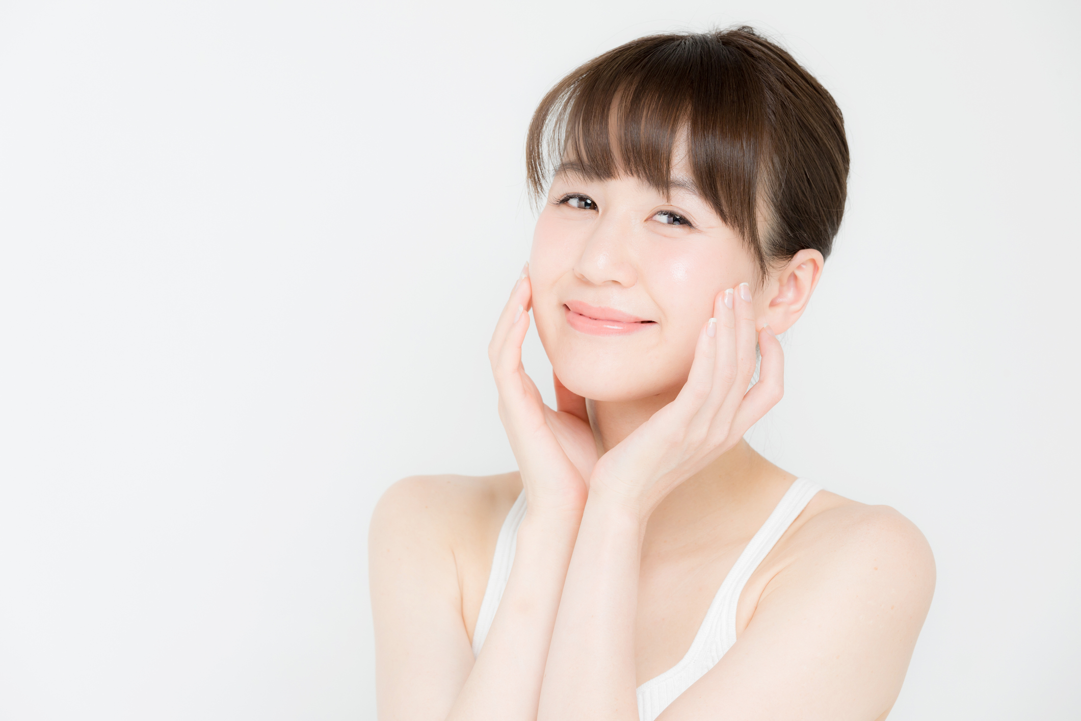 瞭解自己優勢和不足 : 如果您天生已擁有一對大電眼、V面、高鼻、性感厚唇這類大眾認為美的特徵，那就恭喜您，因您只需簡單地修飾化妝一下，就可以展示最美的自己。即使您沒有先天優勢，甚至滿面雀斑、暗瘡、黑眼圈、皺紋，當然就需要花時間修飾來才可以出門。建議以乾淨、淡雅，有透明感，彷彿沒化妝，但氣色自然健康的妝容為主。