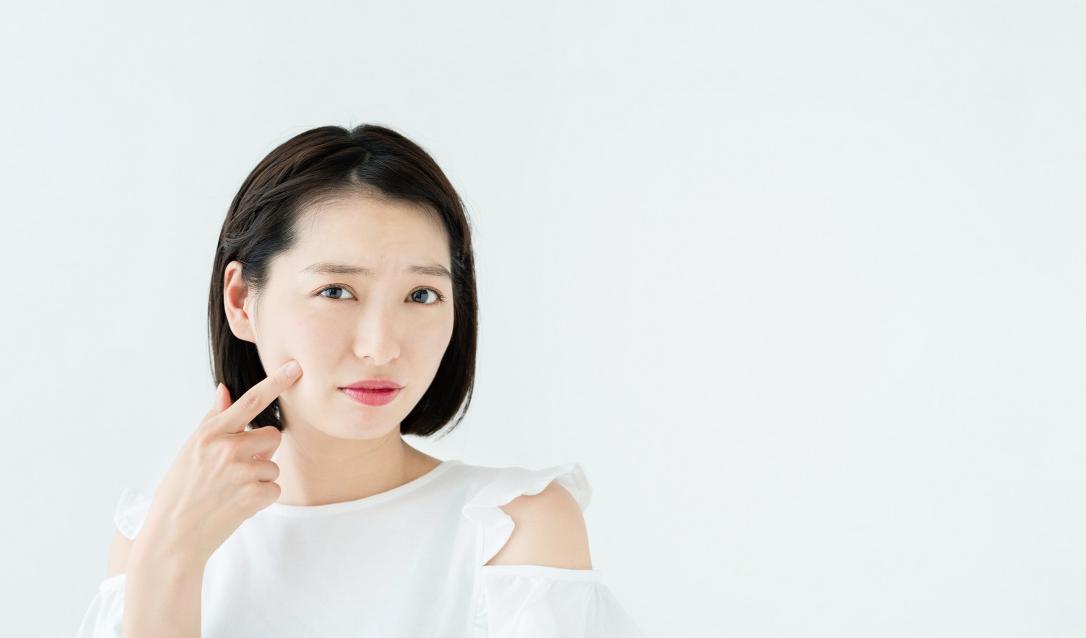 敏感肌選防曬霜注意事項3:敏感肌只可用物理性防曬霜:化學性防曬霜主要成分有Avobenzone、Oxybenzone等，雖然質地較薄清爽，但較易造成敏感，令肌膚發紅乾燥，因此您經常都聽到坊間建議敏感只適用物理性防曬霜。而事實卻是……沒有規定敏感肌只能用物理性防曬，而是選擇低致敏成分的防曬霜即可。