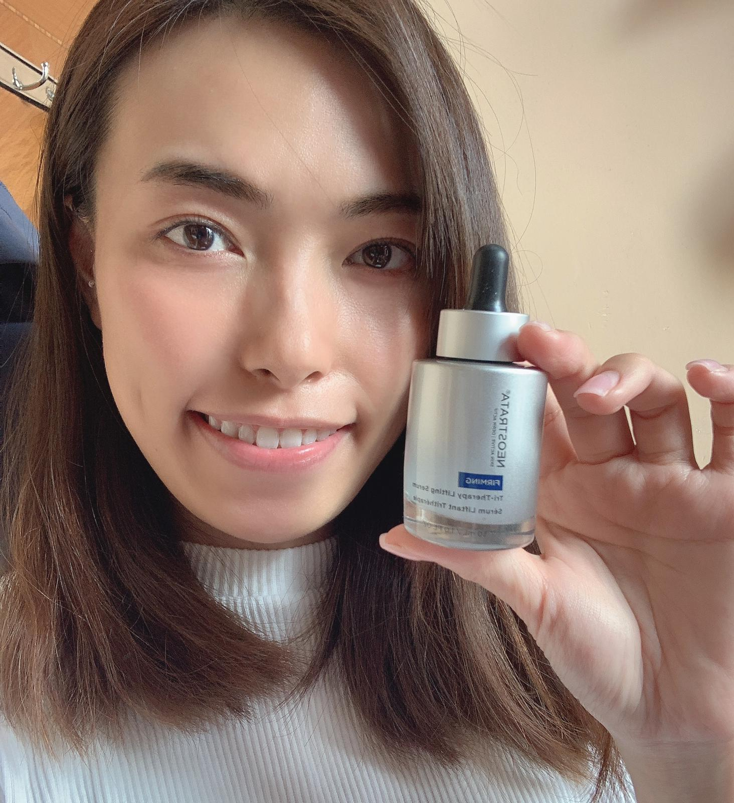 我用咗呢支緊緻精華「Tri-Therapy 肌底工程師」大約4星期，膚色均勻左，入面嘅醫學成分aminofil可以幫我去皺紋、肌膚彈性緊緻度明顯高咗，尤其當我笑嘅時間，兩頰肌膚比未用之前好拉緊，即證明佢有緊緻肌膚功效。連跟咗我一段時間嘅表情紋都淡添左添。有咗佢，就算無時間去做Facial ，都可以係屋企做保養！」
