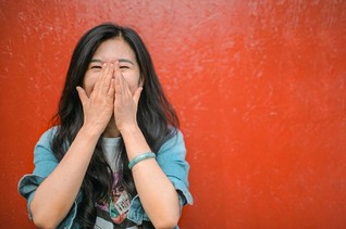 經常大笑，出現細紋︑額頭紋︑法令紋︑抬頭紋︑眼紋 ︑眼下細紋
