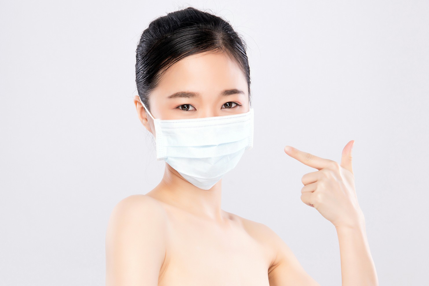 乾燥肌底妝起屑、脫皮原因2:戴口罩經常侷促肌膚，令皮膚乾燥缺水，油分同時亦會減少而令肌膚鎖水功能大減，令水分大大流失，這就是令底妝起屑的另一原因。