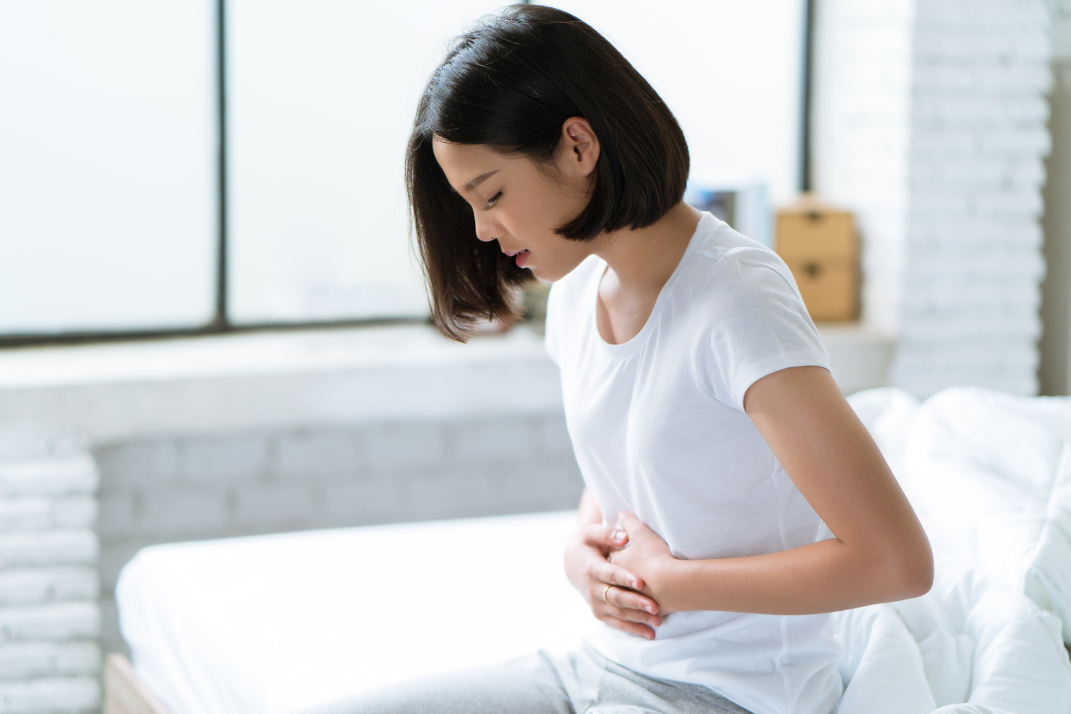 腸道易積毒素  脂肪代謝差、新陳代謝減慢，就會很易令腸道積聚太多毒素，從而令腸道保護黏膜被破壞，出現受損間隙，讓原本不應該進入血液的毒素、壞菌等乘虛漏入血液循環系統因而出現便秘、腹瀉或肚痛問題外，更會引致各種炎症，如皮膚敏感、免疫力差、慢性病等。