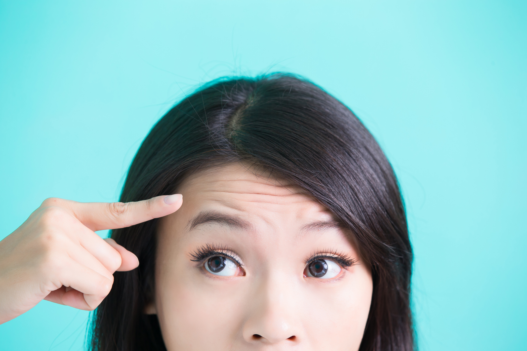 玩手機出現醜女徵狀4:手機上的字形細少，令人很多時要瞇起眼睛去看，久而久之，就會在額頭出現皺紋