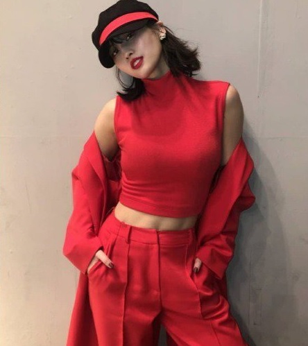 練出馬甲線的秘訣:現在經常都會看到MOMO不吝嗇的露出自己結實的腹肌及馬甲線，原來是她不停練舞的成果，有Dancing Queen之稱的MOMO說：「我喜歡挑一首喜歡的MV邊看邊跳舞，加上縮小腹便能感受到肌肉燃燒感。」平日更會做「腹肌訓練」，每天做「棒式轉體」50下，一次做三組，150下腹肌就有燃燒的感覺。之後緊接「仰臥起坐」， 除了這樣的居家訓練，平日還會定時上健身室至少每星期三次！