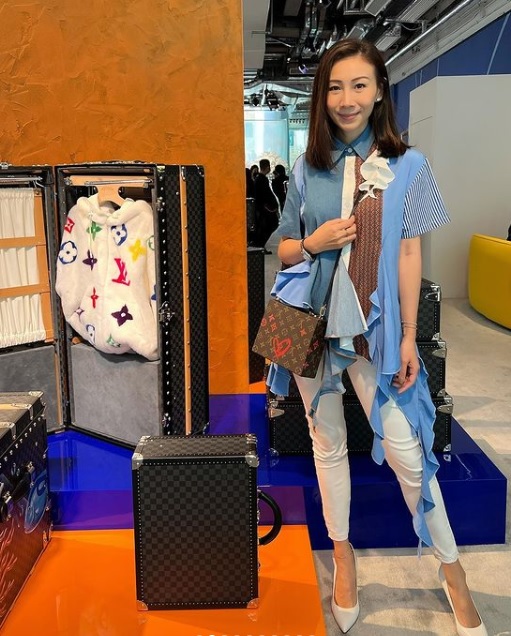 超級富婆生活: 在Angela的社交平台也可看到她的超級富婆生活，全身名牌、家住半山、揸靚車、豪華遊艇，是大家夢寐以求的奢華生活，絕對是Cookies中的超級小富婆。