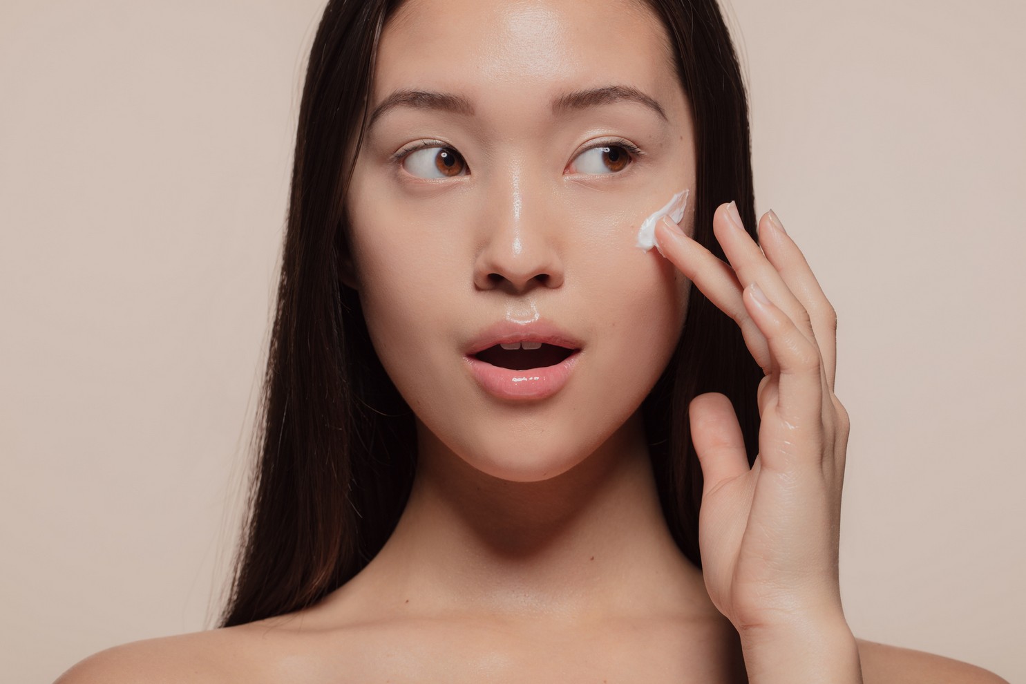 先塗美白還是補濕？貪心什麼都想塗？要美白同時要補濕，您會塗哪一種先？先美白後補濕？還是先補濕後美白？隨心喜歡塗就好了……您有這觀念就大錯特錯了。