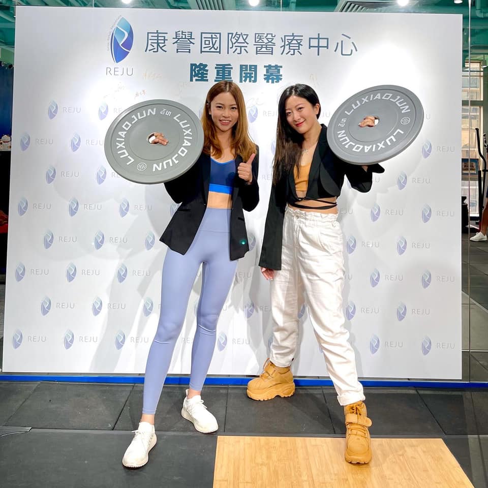 舞蹈學校獲獎無數:其舞蹈學校更在香港獲獎無數，如香港最受歡迎品牌（2017-2019）、 香港文化創意產業大獎2019、香港中小型企業聯合會所頒發之香港星級品牌2019創業新星獎等。去年，Winkie還成立娛樂公司燃夢者娛樂，以培育年青新一代舞蹈及演藝人才、傳承演藝教育及運動文化。