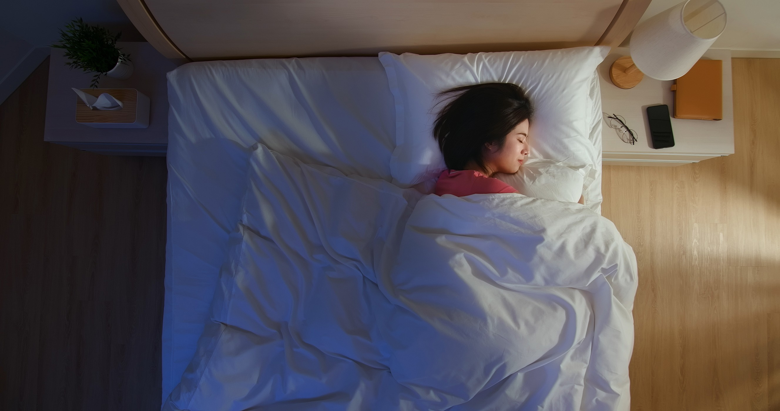不少研究指出，睡眠與肥胖的關係密不可分，因為身體在睡眠時會分泌一種能分解脂肪的激素，有助消耗卡路里。相反，如果欠缺充足睡眠，便會減少激素分泌，導致身體積聚更多脂肪，難以實行快速減肥。