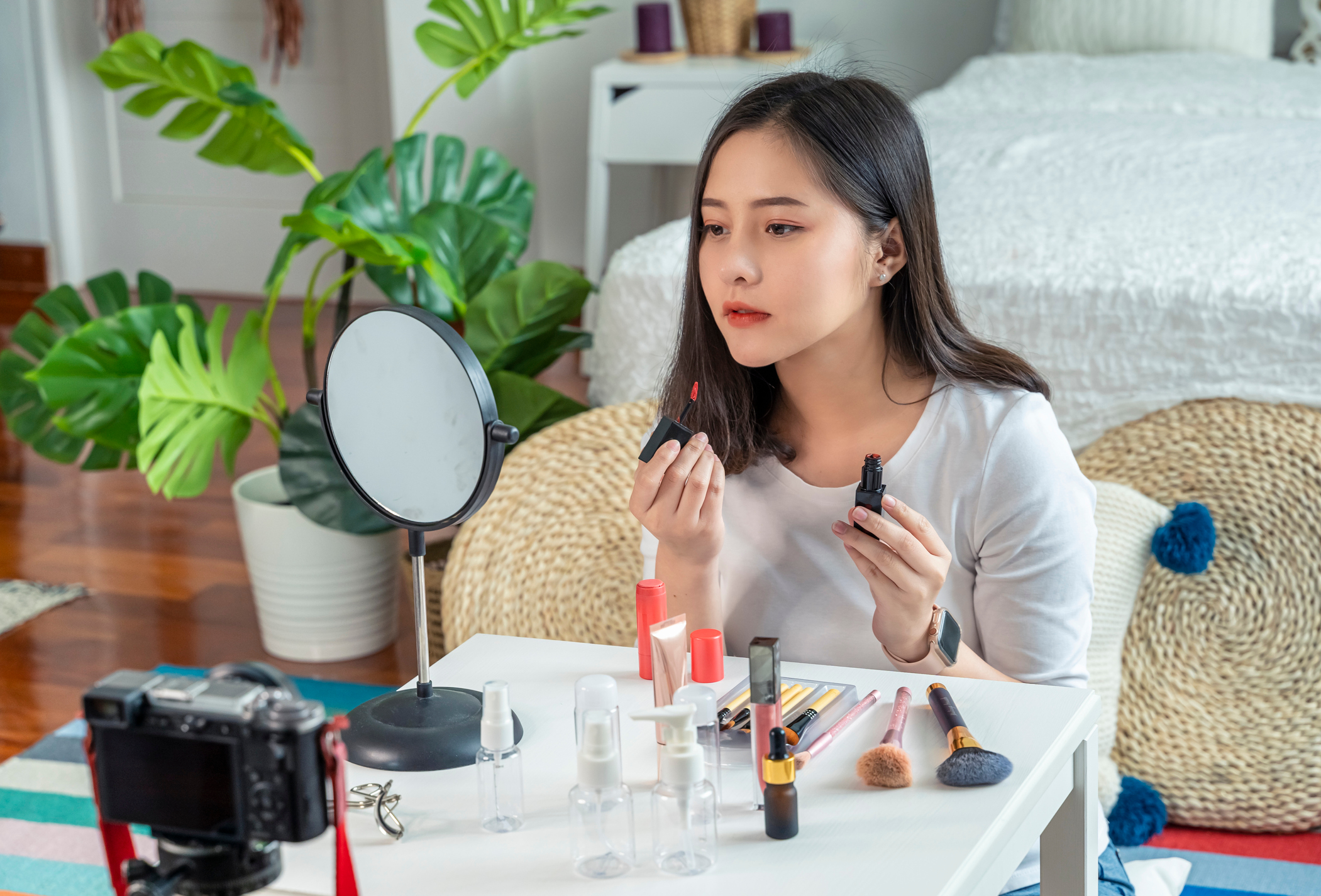 面試化妝怕弄巧反拙:也有很多女性在面試前一股疑惑：化不化妝好？不化妝，又怕乾紋、皺紋盡出，怕被其他面試女生比下去。但化妝的話又不太有研究，怕臨時抱佛腳會弄巧成拙。