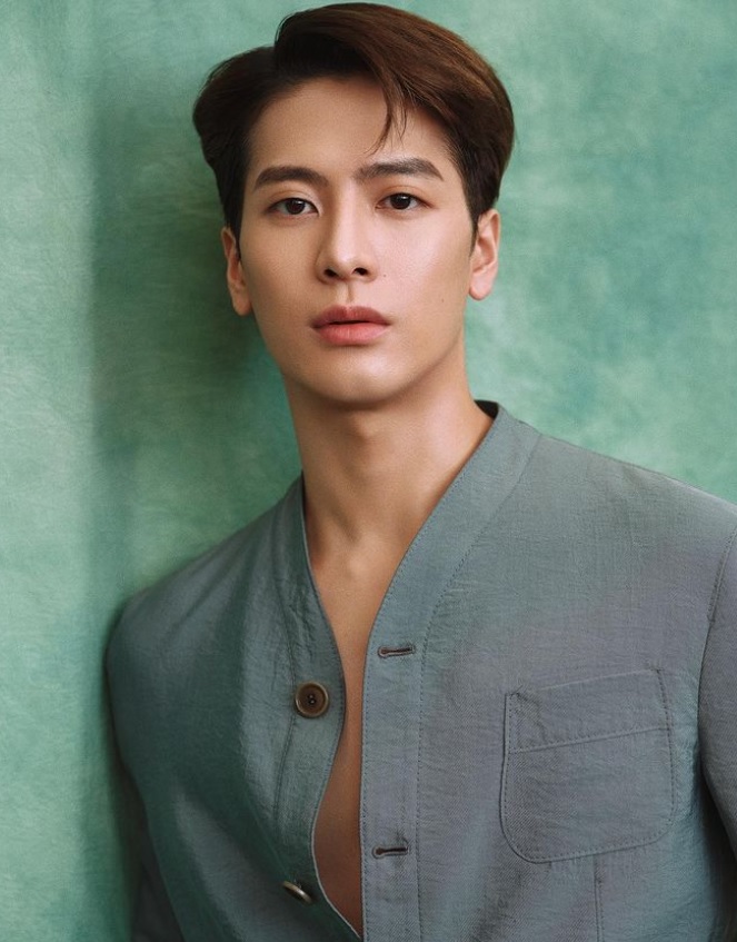 男團代表:前韓國GOT 7王嘉爾（Jackson） : 自小愛唱歌跳舞，出身中國國家隊體育世家，更是前香港劍擊代表隊成員王嘉爾（Jackson），體育前途一片無限，2008年曾被韓國三大娛樂公司之一的星探發掘，後因父母反對而放棄。