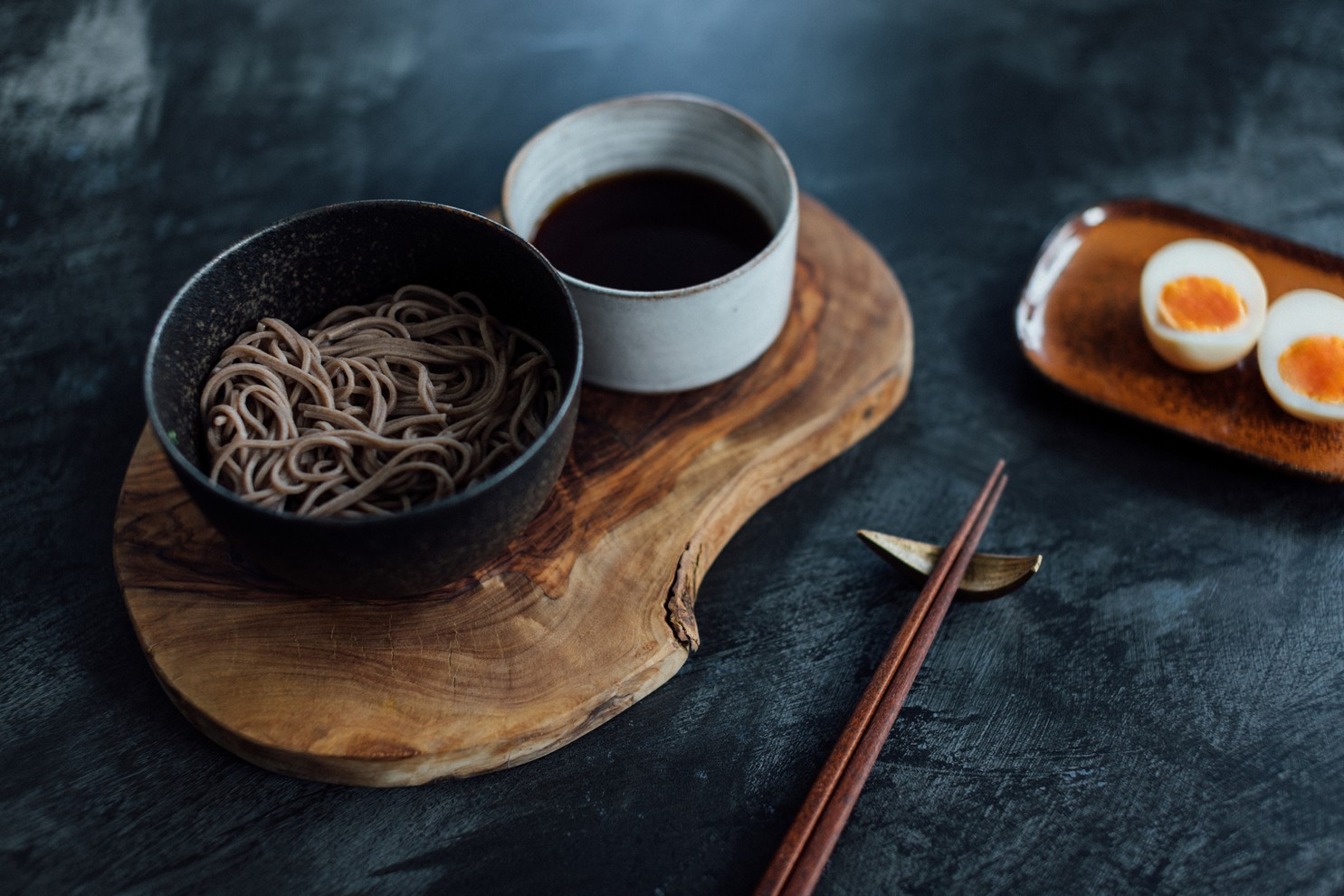 如果不愛吃米飯的話，日式料理中常見的蕎麥麵也是不錯的選擇。它含有鈣、鎂、磷、鐵、鋅等多種高營養價值的礦物質，亦集多種維生素於一身。一般米飯的升糖值約為84，而升糖值59的蕎麥麵比起意粉、烏冬等麵食的升糖值都要低，加上營養豐富，有助於瘦肚腩，是減肚腩期間可以放心選擇的主食。