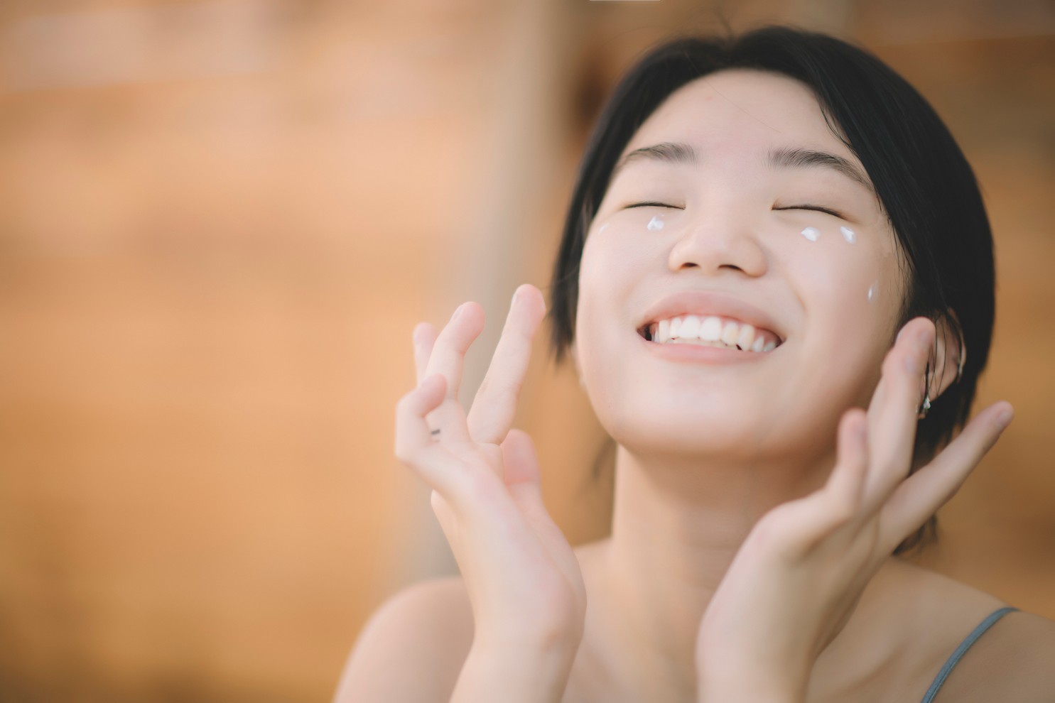 曬傷後的護膚程序應以簡單為主，塗得愈多肌膚負擔愈大，就會更易引發敏感等多種肌膚問題。最好一支具備皮膚修復專利、同時又有保濕、舒緩、緊緻、抗皺等集多種效能秒一身的精華使用。