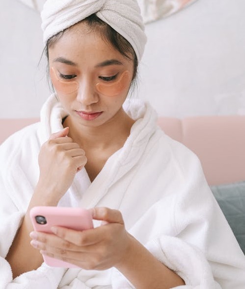 皮膚在20歲已開始步入初老階段，出現笑紋、毛孔粗大、肌膚鬆弛、皮膚乾燥缺水、眼周細紋等問題”