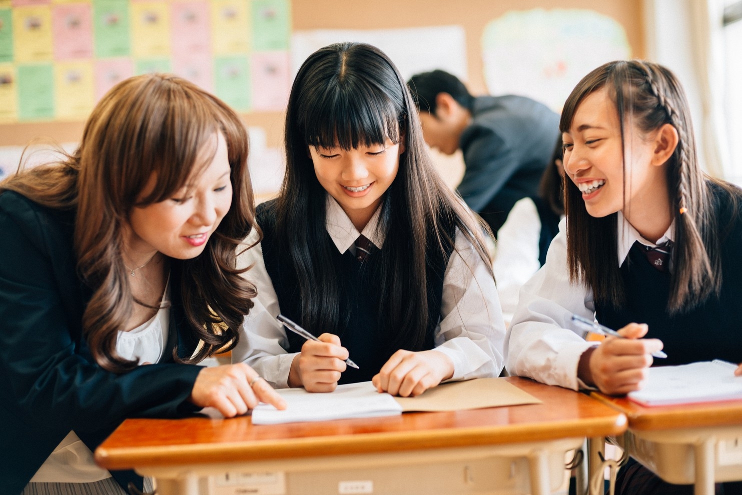 1/ 青春期（16—18歲）  青春期最常出的斑是「雀斑」，這多半與遺傳有關，若是父母一方雀斑較多，做孩子的也會容易出斑。隨著青春期年紀增加只會越增越多，且生於面上，特別是在鼻樑、眼部四周、兩頰等位置。