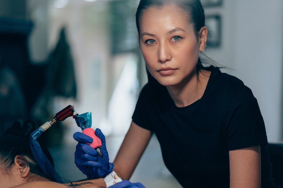 孭住兒子紋身 她回港後繼續自己的紋身事業，開設紋身店，還母兼父職，孭住兒子上班紋身，又到街頭表演，為了兒子 努力賺錢。原來她17歲已拜師學紋身，2017年已開設自己的紋身店。更曾獲《第一屆香港紋身小姐》奪得「Levi’s 演繹大獎」、「香港紋身小姐」兩個獎項。