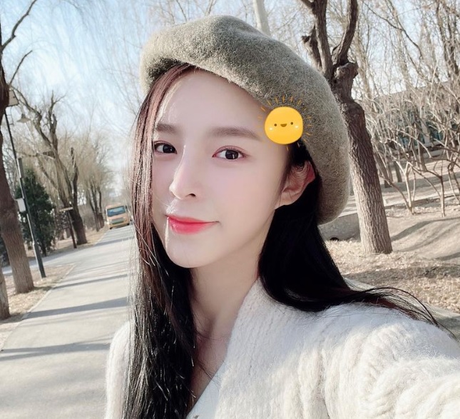 女團代表 :前CLC成員莊錠欣 (Elkie)  香港童星出身的莊錠欣自小熱愛表演，在TVB演出過20套電視劇，當中最為人熟悉的是《On Call 36小時》，另外也曾加入薛家燕旗下少女組合Honey Bees，因此在舞蹈及唱歌技巧已有一定根基，加上有豐富演出經驗，令她更易進入韓國女團之路。