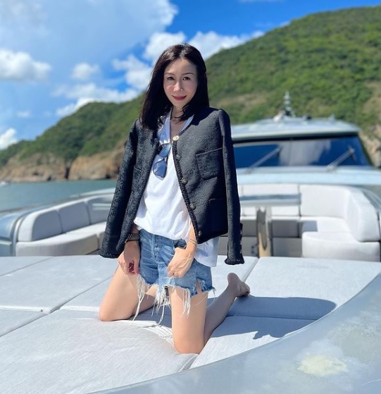 區文詩@ Cookies   投資有道: Stephy好友區文詩Angela離開Cookies後，曾在港台做DJ、又在Youtube拍煮食片，並自學理財投資，自27歲成為業主後開始投資有道，30歲已有兩層樓在手，2015年在東京用了六、七十萬元港元購入200多呎單位放租投資。2019年以3,380萬元購入西半山年豐園，一個實用面積1,194方呎頂層連天台單位及車位。