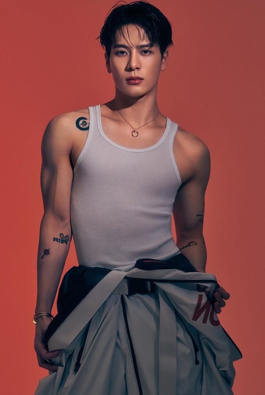 肌男神之稱:Jackson也經常在社群媒體上大晒自己的健碩身材，更分享自己在疫情間嚴格執行著健身計畫，少吃澱粉類的食物，每每發出性感的身材照，都會引起粉絲們的暴動，相當吸睛，更有在國內更有爆肌男神第一位之稱。