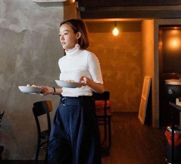 成兩餐廳話事人:後來她寄情於工作，2018年轉行飲食業，在大角嘴開設一間飛機主題餐廳，反應不錯。上年疫情關係，緣份遇上長洲吉舖，因而開設私竇式餐廳「ONEDAY」，用作自娛、粉絲聚腳地、更會舉行live show招待朋友及粉絲，讓大家有個空間一齊放空喘息。現在她除自資出碟外，也會多花時間在這小店，希望研究多一些菜色，烹調給大家，同時又能在這裏唱歌，她就滿足了。