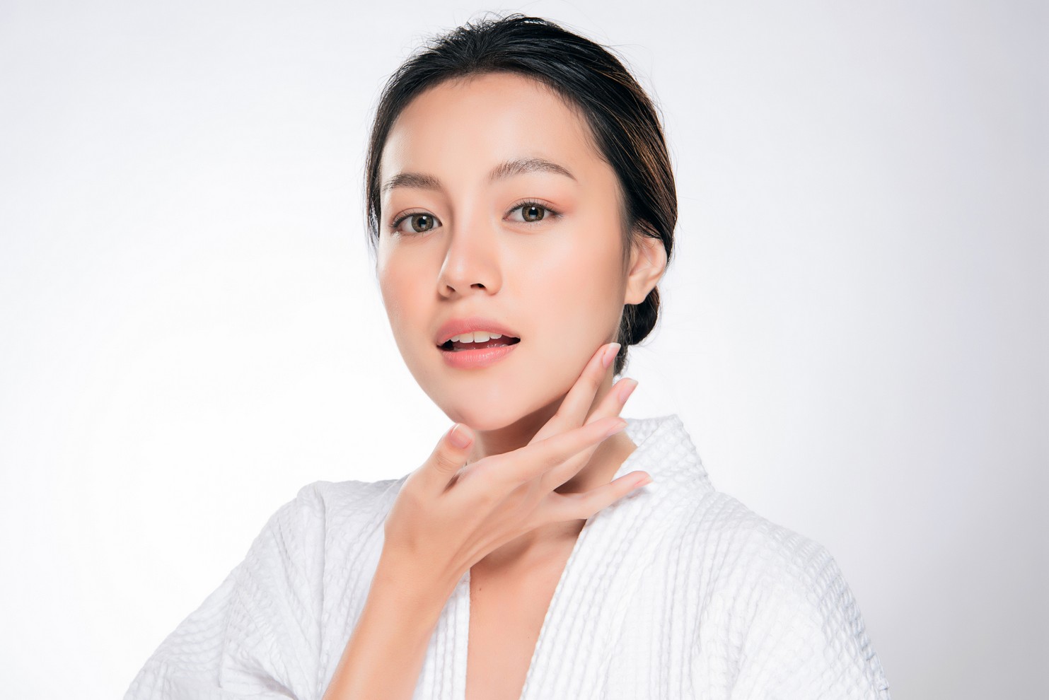 玩手機出現醜女徵狀6:提早出現輪廓鬆弛，長時間持續低頭，不但易有皺紋，因為有地心吸力原固，肌膚也很易出現下垂鬆弛問題，失去彈力，輪廓線漸漸變得不清晰。