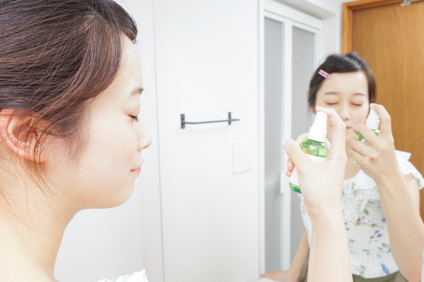 皮膚降溫保濕 、防口罩肌方法2:保濕肌膚防出油: 不少人都知氣溫每升1度，肌膚就會分泌多10%油分、水分則會減少10%，加上高溫很易令毛孔擴張，肌膚水分被蒸發，皮膚乾燥缺水更甚，進而影響皮膚新陳代謝，減慢膠原蛋白合成及增生，老化的速度也會加快。只要為肌膚做好保濕，就可以減少出油、缺水乾燥的問題，之後所衍生的肌膚問題都可以一一化解。