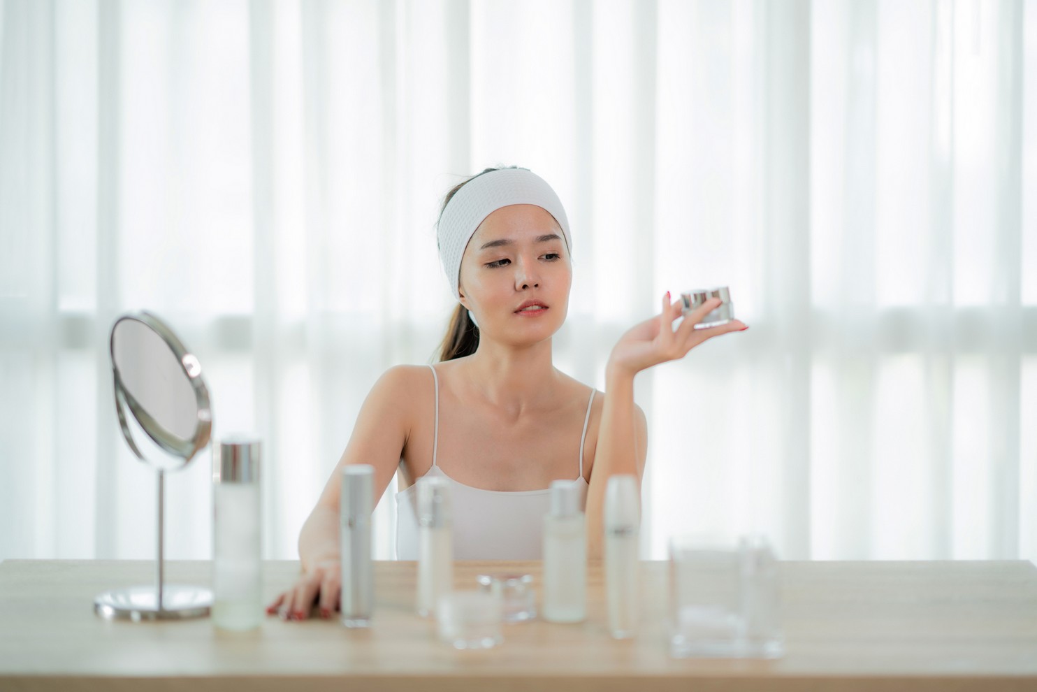 肌膚極度欠缺水分，大部分有這個問題的人肌膚都屬「外油內乾」。自身皮膚儲水力下降，令肌膚水分容易流失，為了平衡肌膚水油分，平衡機制就會分泌更多油分來填補肌膚水分，形成「外油內乾」的假象。
