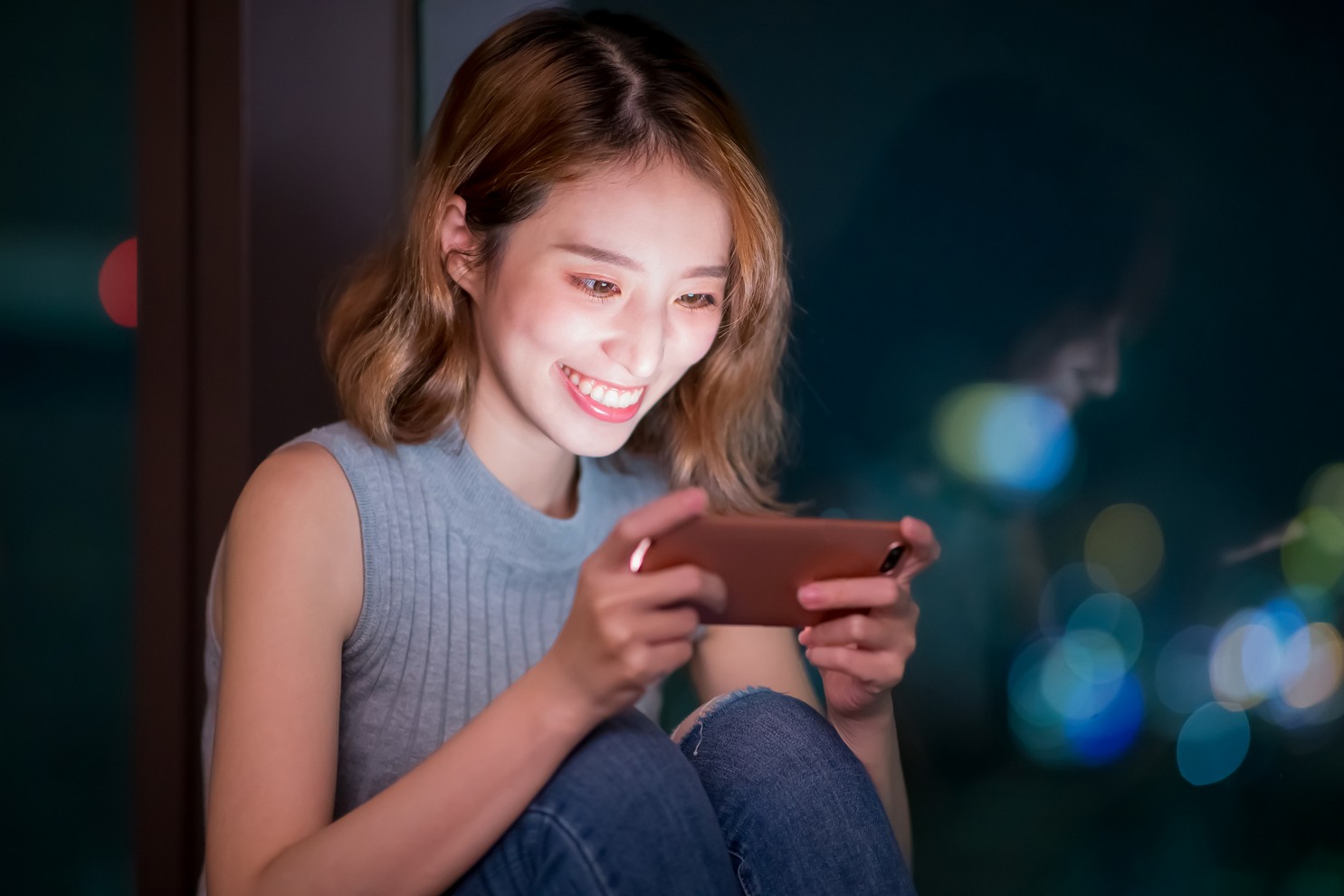 虎紋、木偶紋成因3: 煙酒、玩手機、生活作息不定、側睡等種種不良生活習慣都會加速肌膚老化及鬆弛，令虎紋出現，還有就是平日沒有做好防曬，任由紫外光和自由基侵害肌膚，都是令虎紋加快出現的危機。