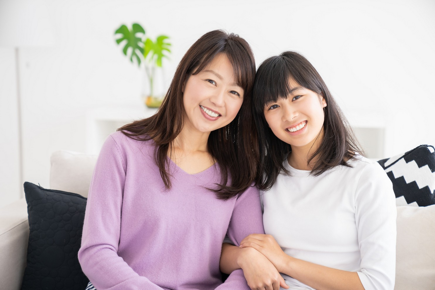 虎紋、木偶紋成因4:虎紋也有遺傳因素影響，有些女性容易出現虎紋、木偶紋，又或天生虎紋特別深，因受他們的面部骨骼及面形所影響，如有齙牙或天生顴骨比較高人士，面部肌肉易受拉扯，也會特別易虎紋、木偶紋較深。