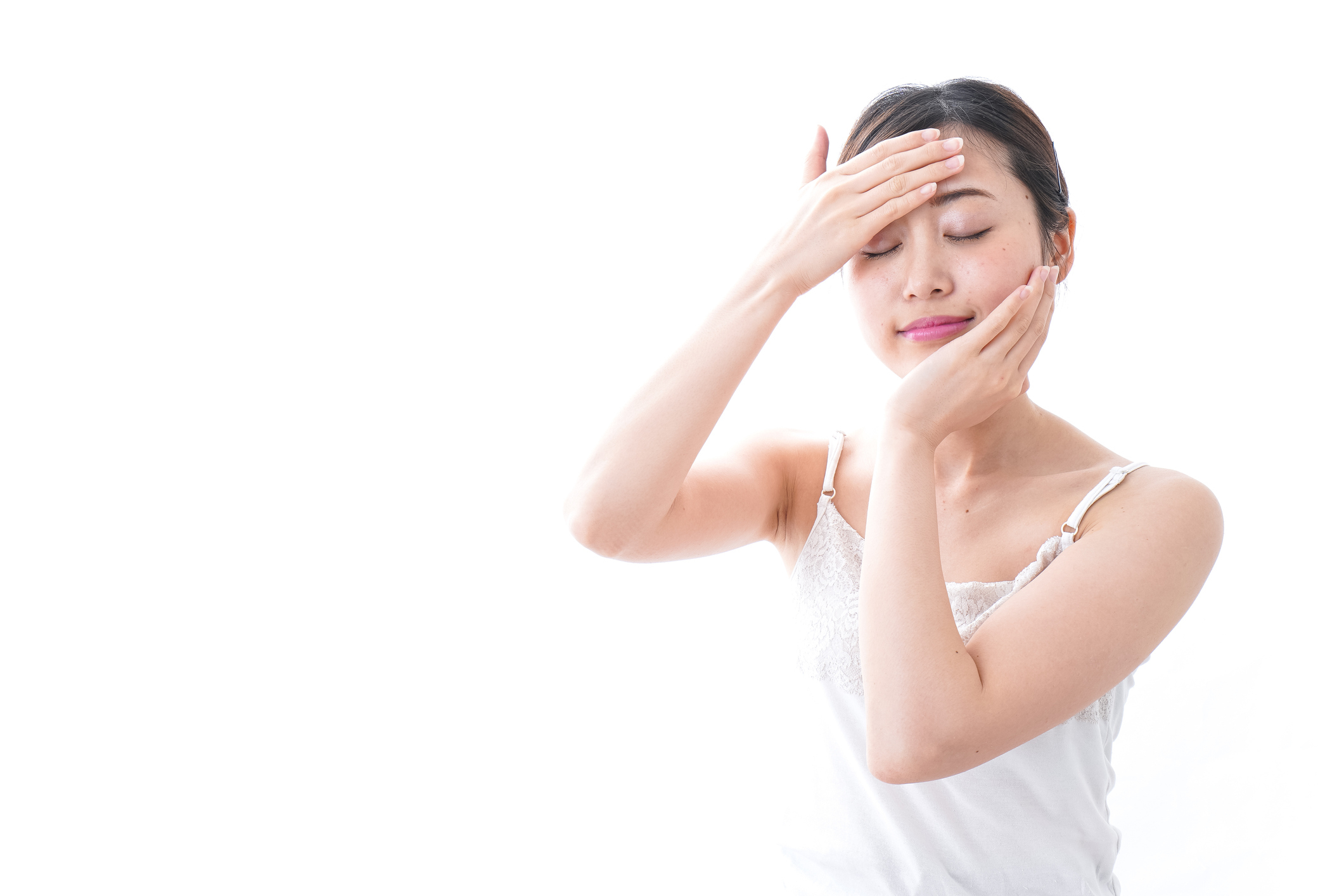 秋冬溫和去角質方法3潤膚油 + 按摩:對於乾性肌的秋冬去角質方法，當然以滋潤保濕為大前題，因為只要稍為大意，乏略為肌膚保濕，皮膚屏障功能易受損，就會很易出現敏感問題。所以乾燥肌在秋冬去角質課題上要份外小心，用護膚油配合按摩手勢來去角質是您們首選，首先按摩油有高度滋潤保濕作用，二來透過按摩面部來促進面部肌膚血液循環，刺激廢物代謝，排走老化積聚的角質。