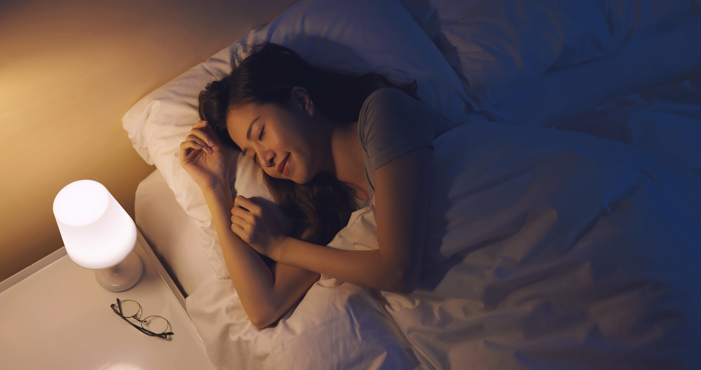 與其怕 睡姿會影響皺紋產生，倒不如提升睡眠質素，因為一場高質的睡眠，可以提升身體的新陳代謝率，加快膠原蛋白刺激增生，令肌膚保持彈性緊緻